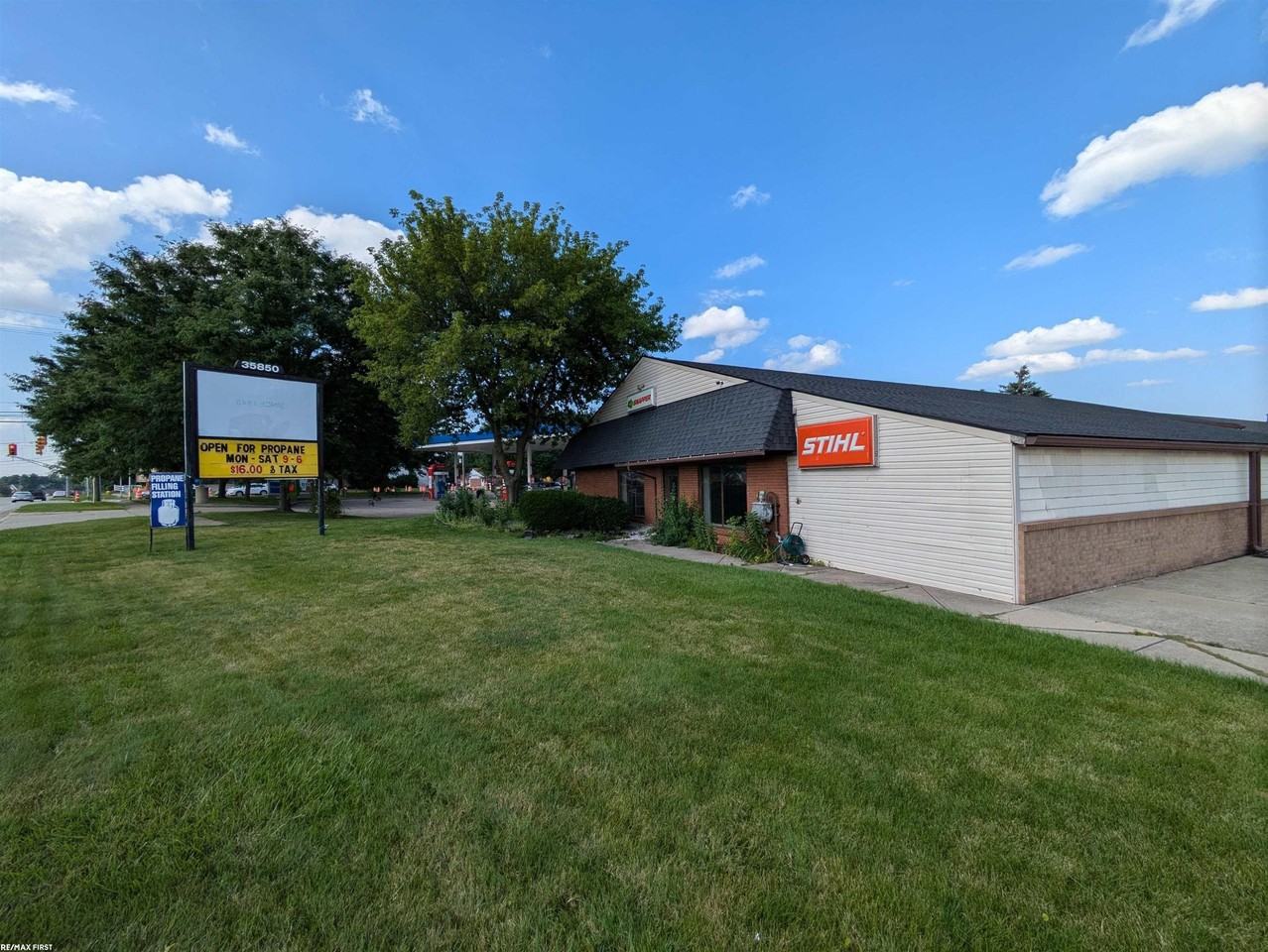 35850 Utica Rd - Photo 4 of 32