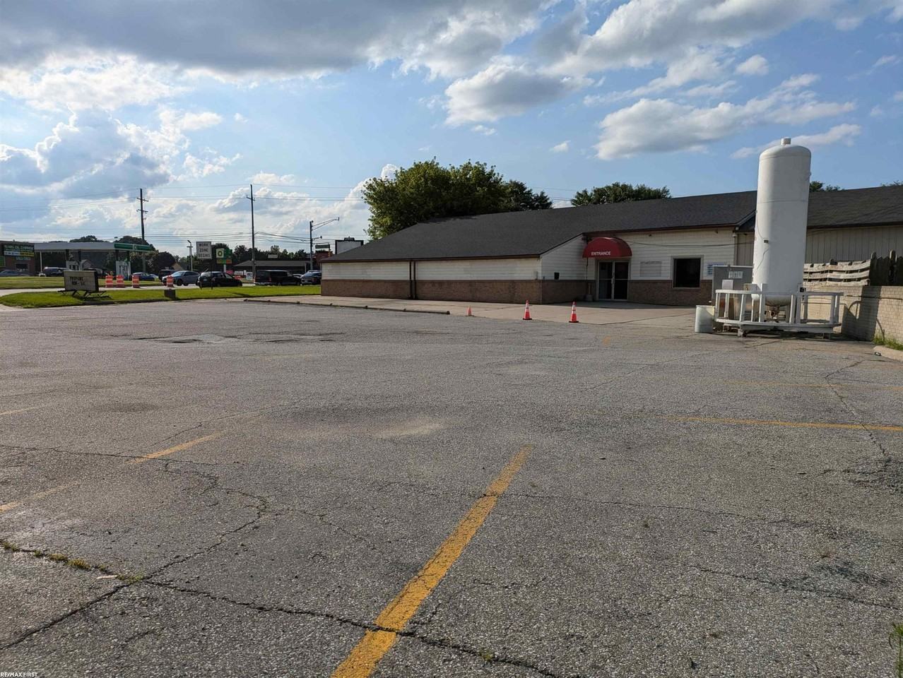 35850 Utica Rd - Photo 5 of 32