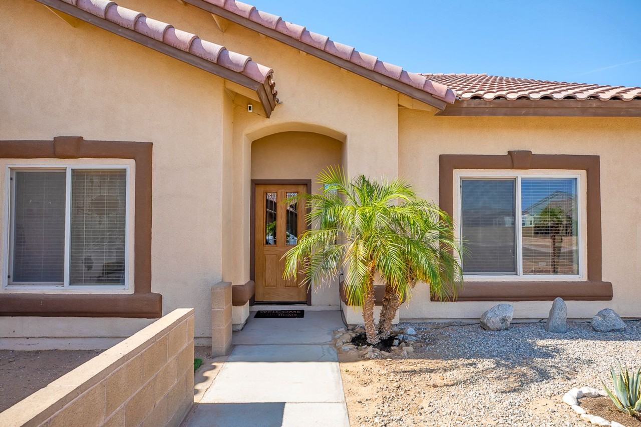 10319 E 39th Way - Photo 2 of 37