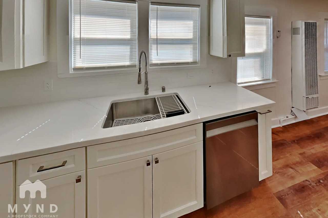 233 Athol Ave - Photo 3 of 13