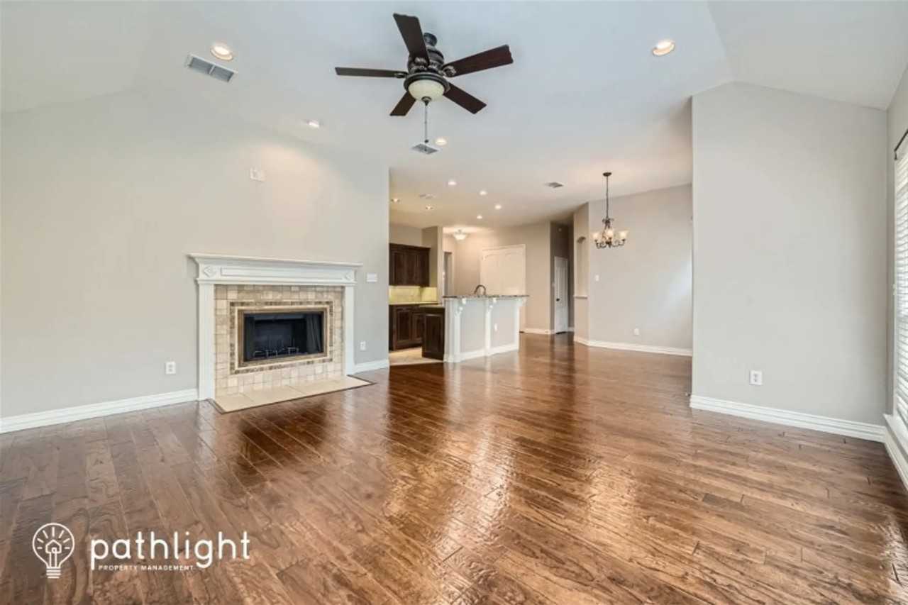 2208 Knob Hill Dr - Photo 3 of 19