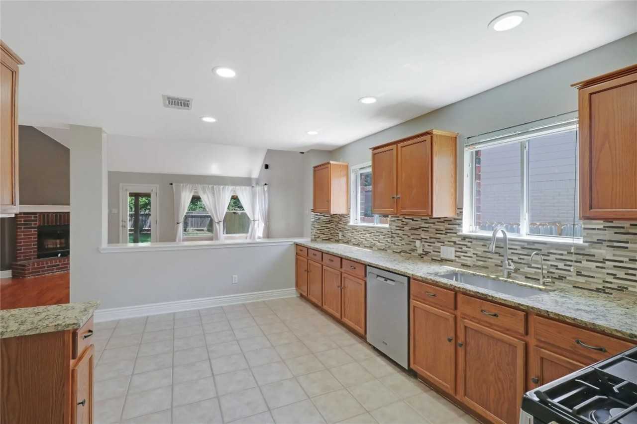 5008 Barlow Dr - Photo 3 of 31