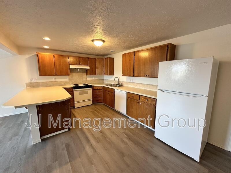 1219 2nd St - Photo 2 of 6
