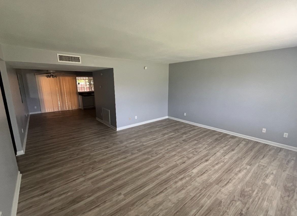 4701 N 26th Ln - Photo 3 of 7