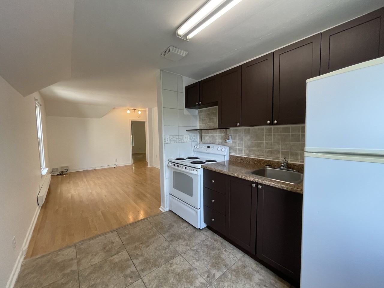 785 Chilver Rd - Photo 2 of 18