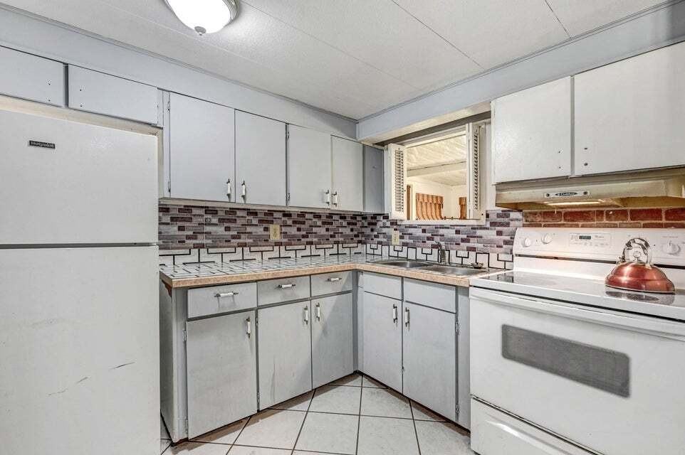 488 Barefoot Blvd - Photo 2 of 10