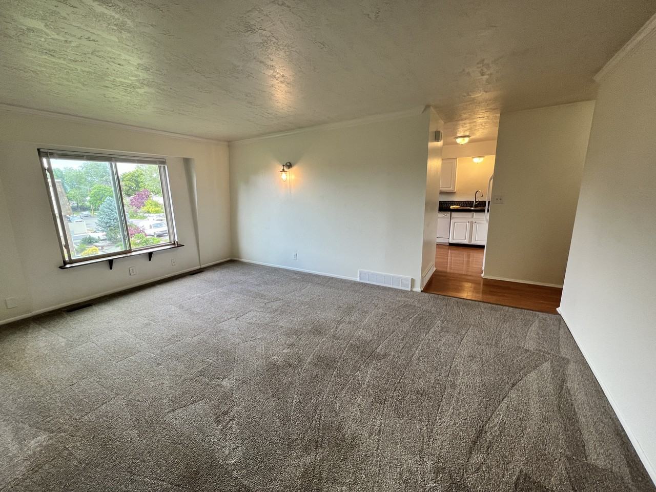 4570 S 200 E #6B - Photo 6 of 9