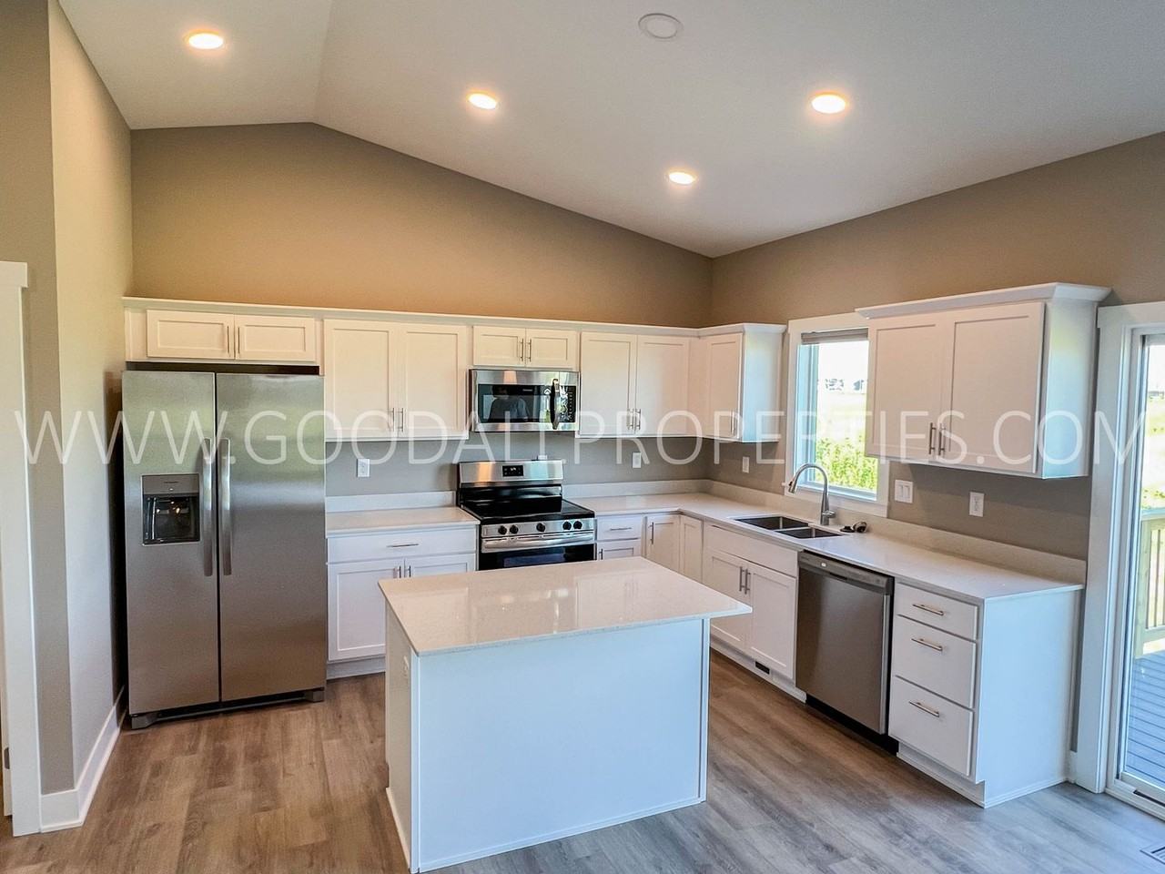 320 Nw Morgan Ct - Photo 2 of 16