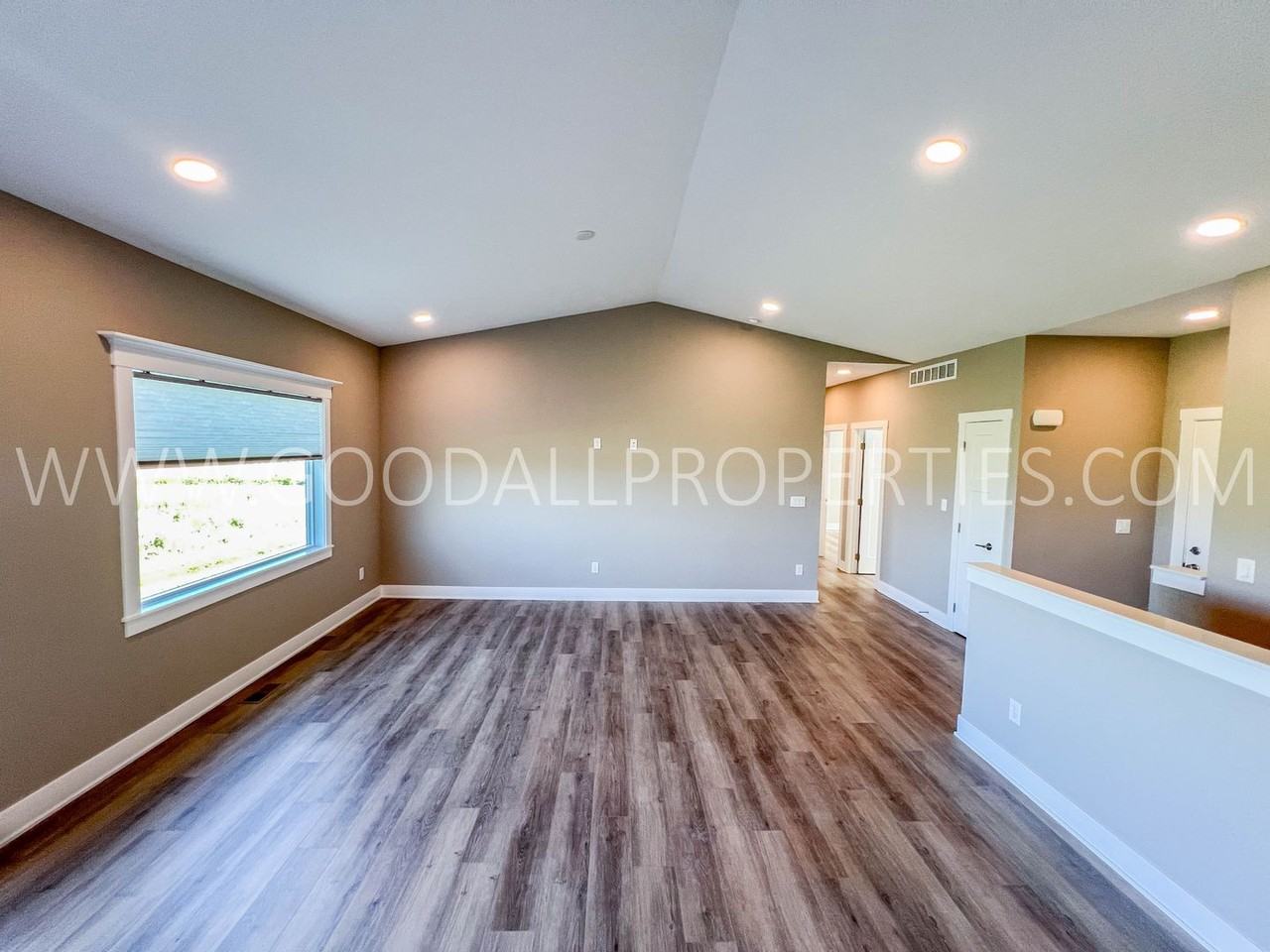 320 Nw Morgan Ct - Photo 5 of 16