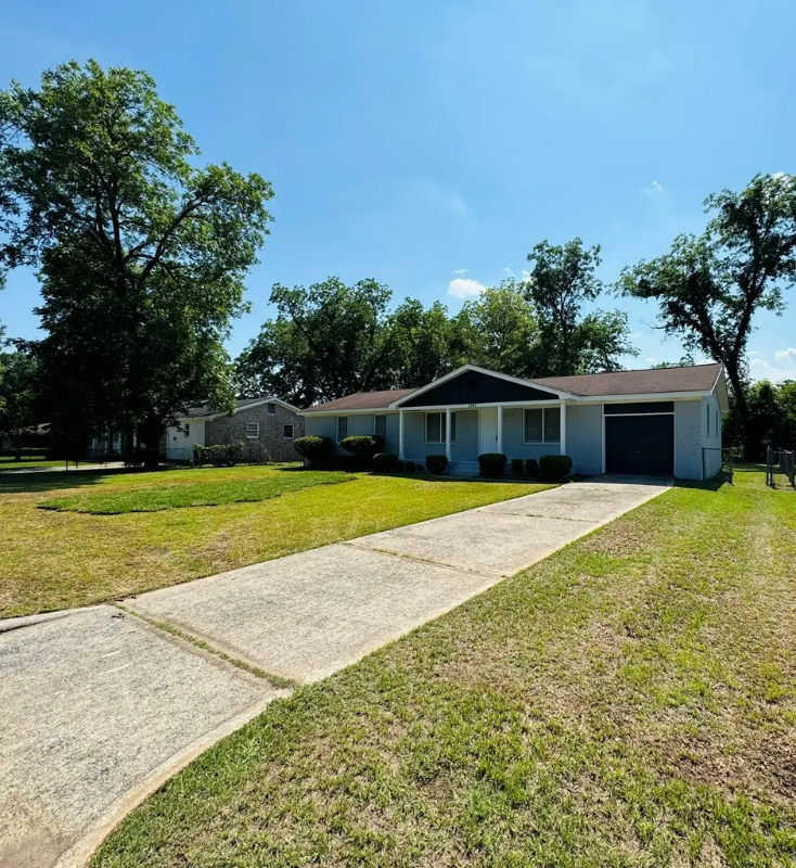 1305 Pinehurst Dr - Photo 3 of 23