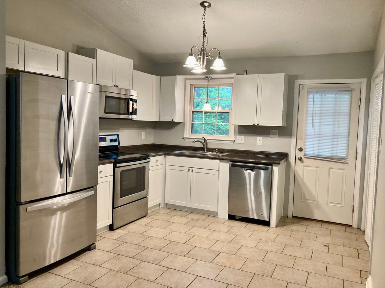 407 Cedar Creek Dr - Photo 3 of 9