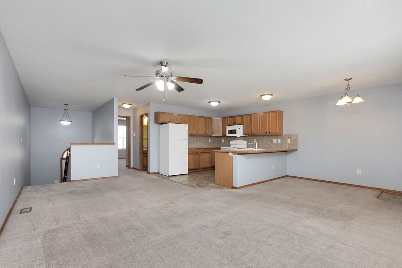 1126 Country Club Ln - Photo 3 of 25