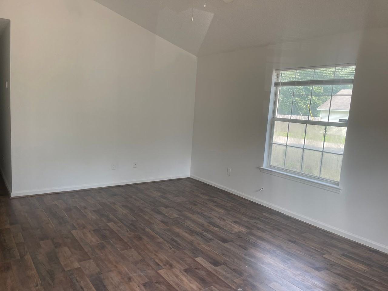 912 Crossway Rd - Photo 2 of 9