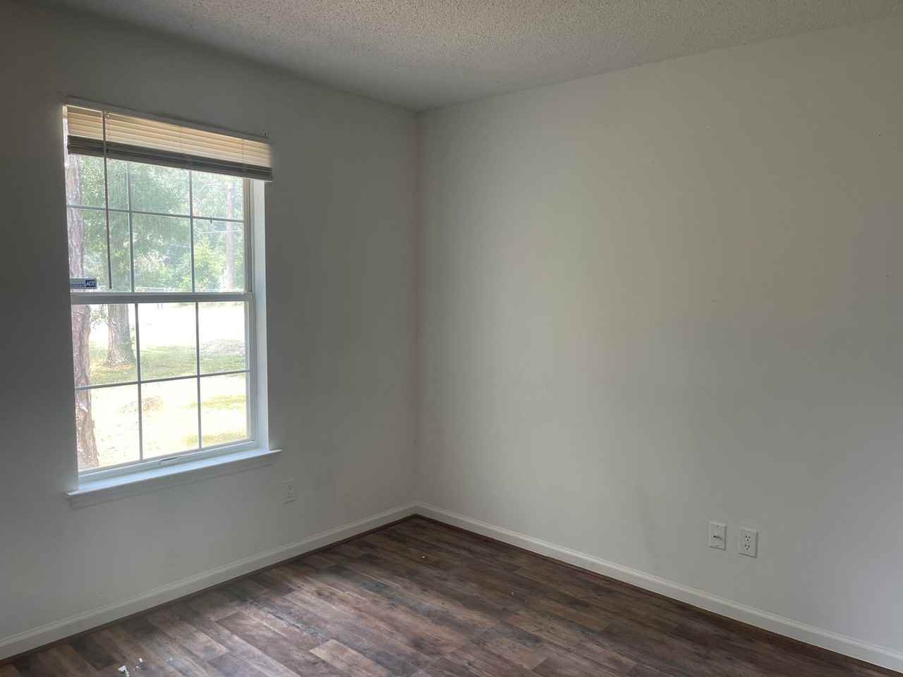 912 Crossway Rd - Photo 3 of 9