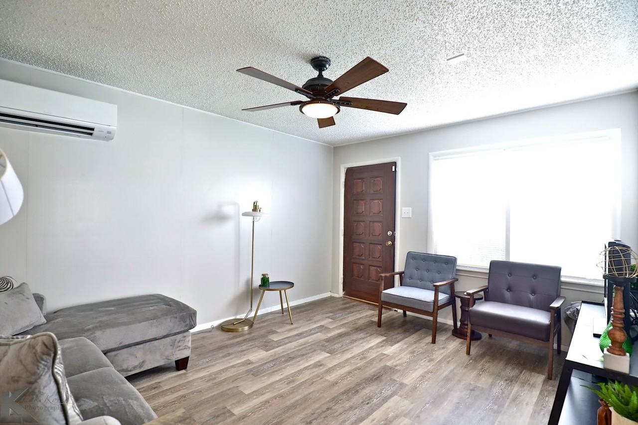 5489 Encino Rd - Photo 4 of 33