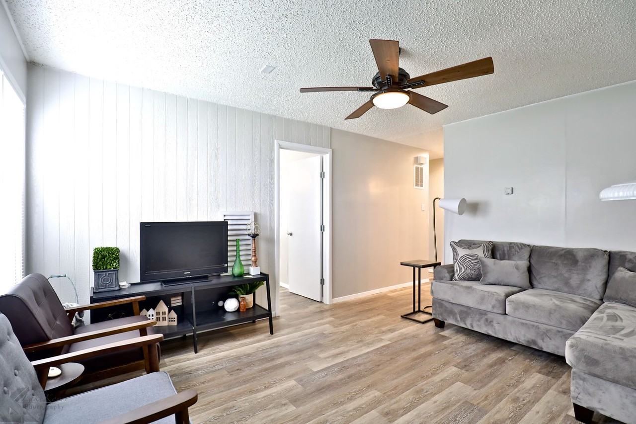 5489 Encino Rd - Photo 5 of 33