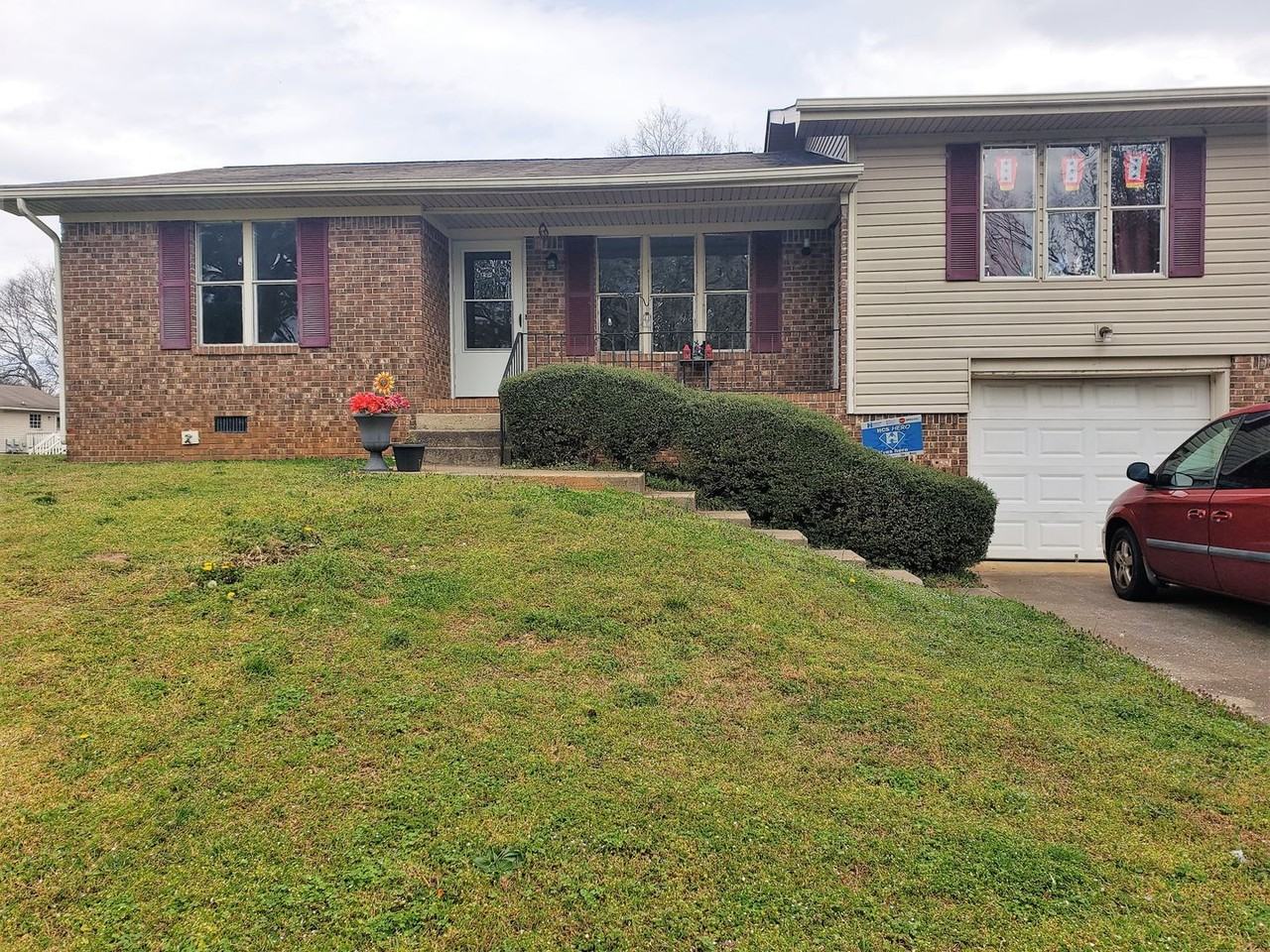 1809 Bay Hill Dr Apt A - Photo 2 of 11