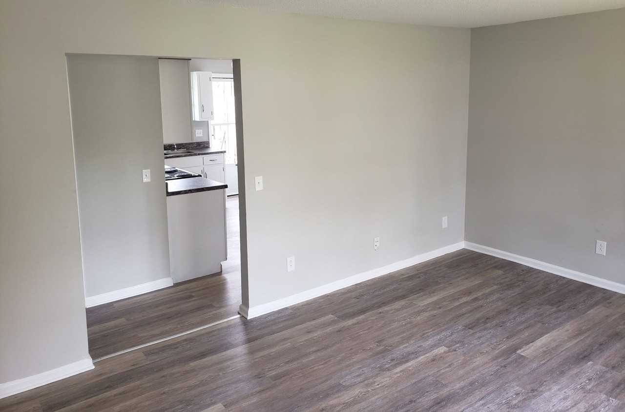 1809 Bay Hill Dr Apt A - Photo 3 of 11