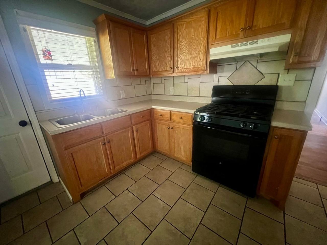 413 E Madison St - Photo 4 of 8