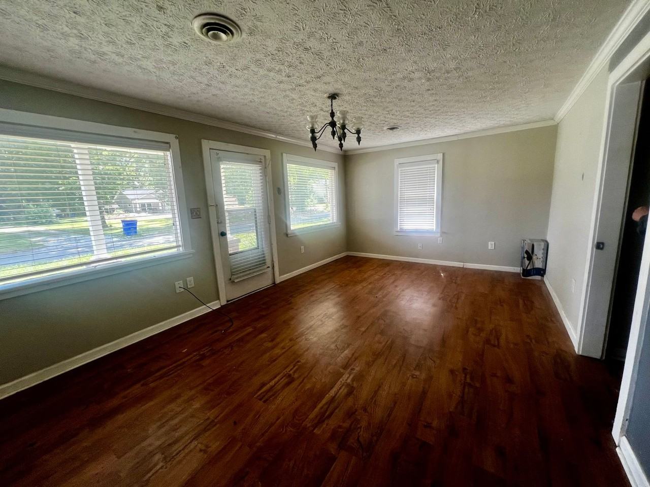 413 E Madison St - Photo 7 of 8