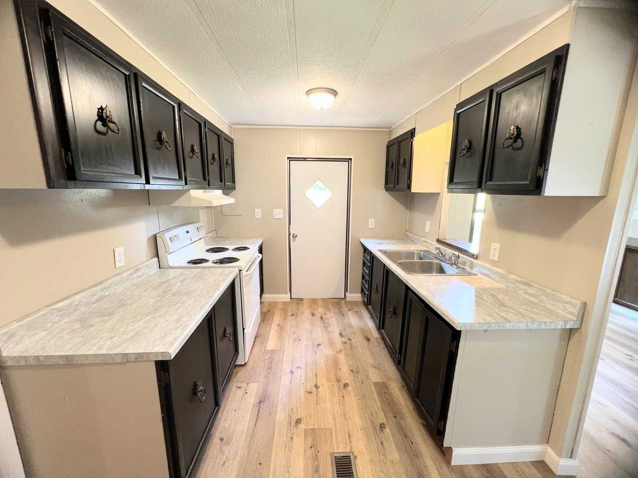 20891 Hampton Dr - Photo 2 of 13