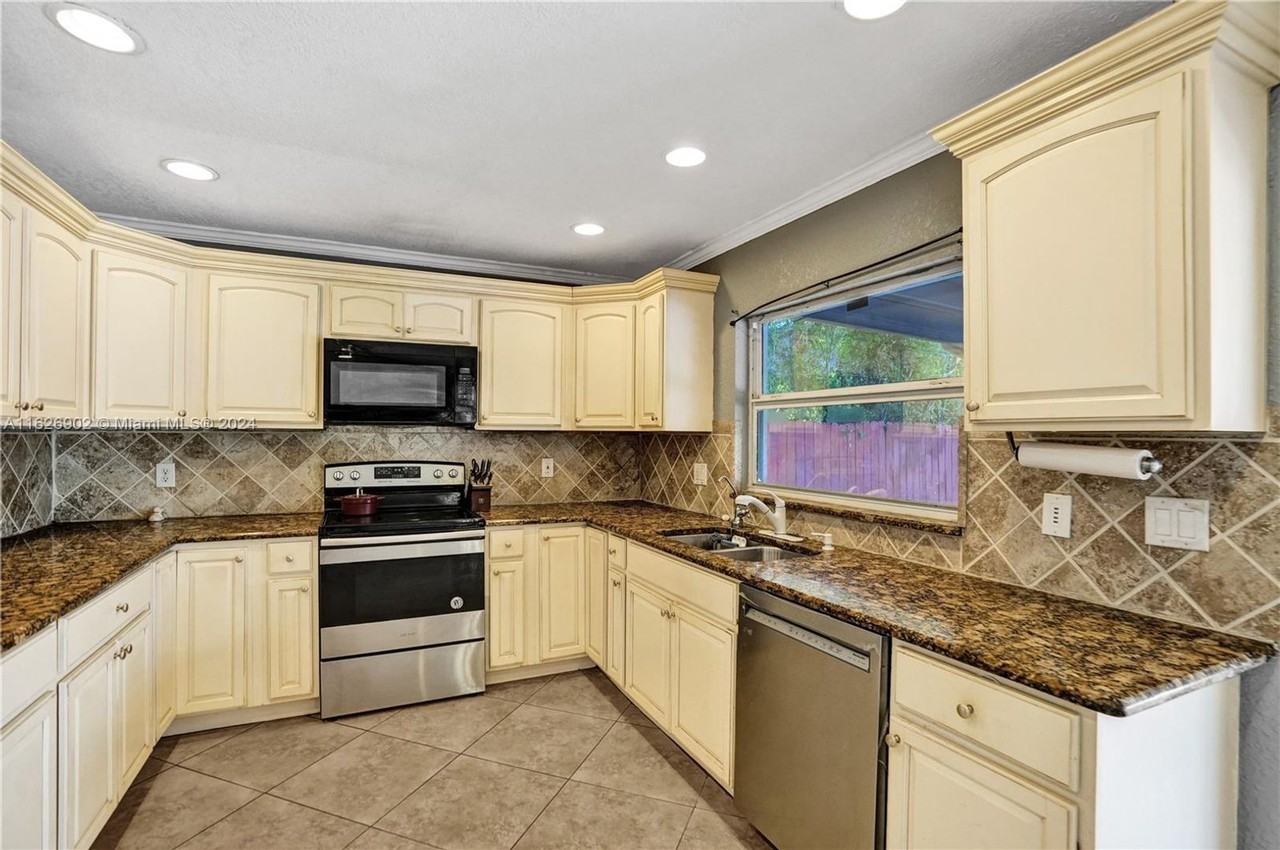 10680 Nw 6th Ct - Photo 2 of 22
