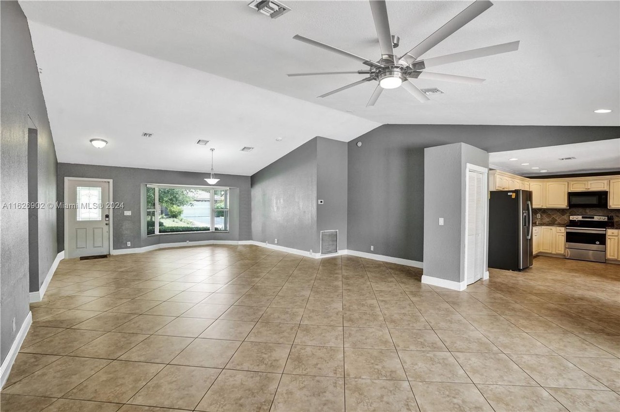 10680 Nw 6th Ct - Photo 3 of 22