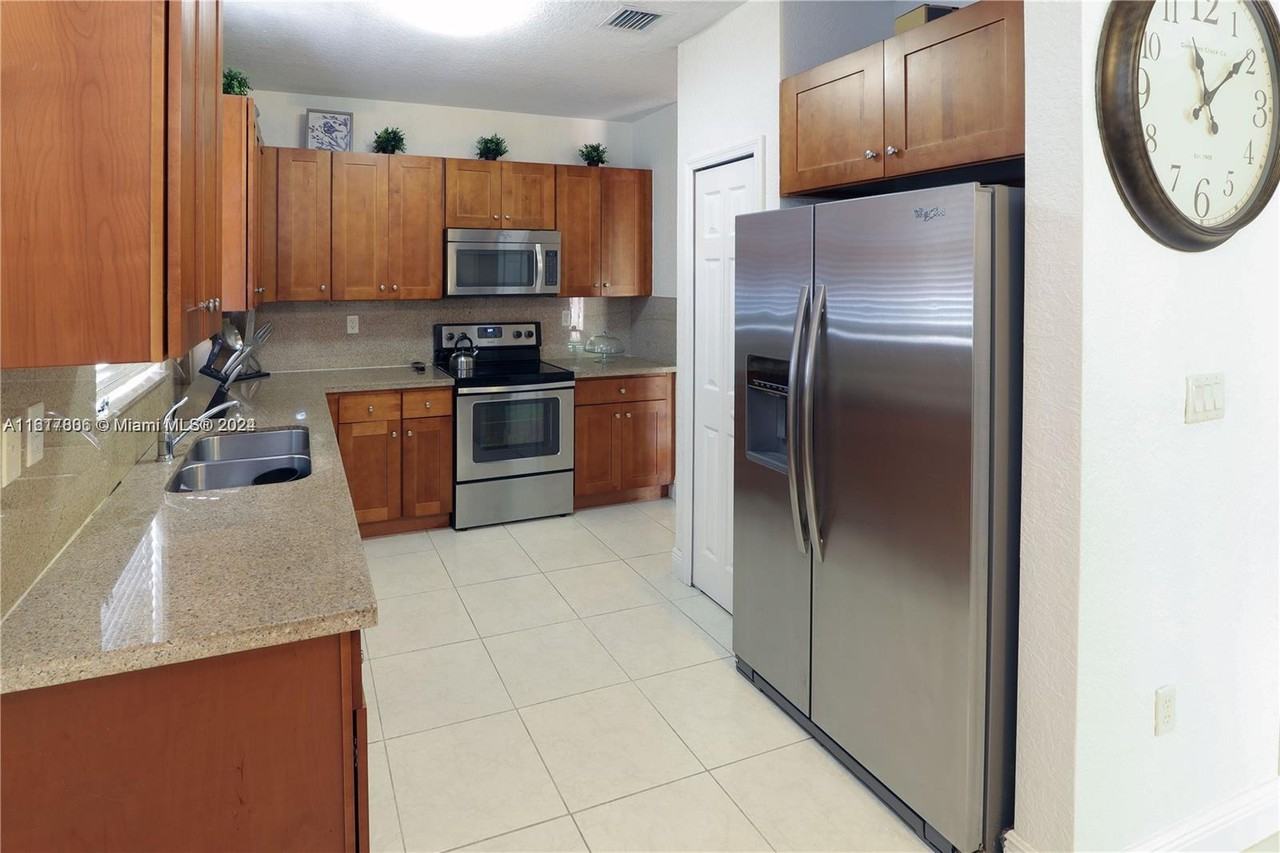 9721 Northwest 9th Street - Photo 3 of 12