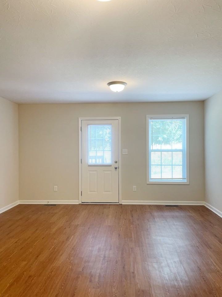 453 Upper Stone Ave - Photo 5 of 25