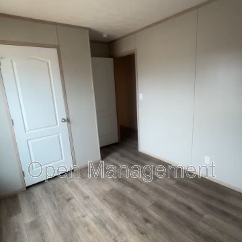 3070 Ochoco St - Photo 4 of 15