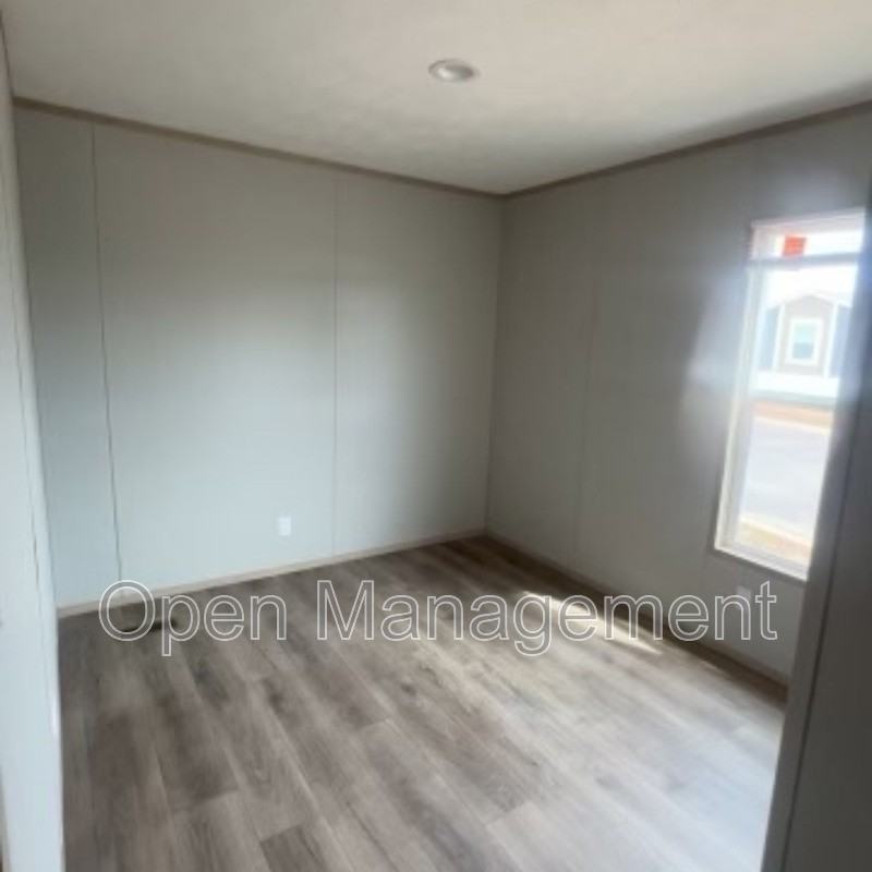 3070 Ochoco St - Photo 5 of 15