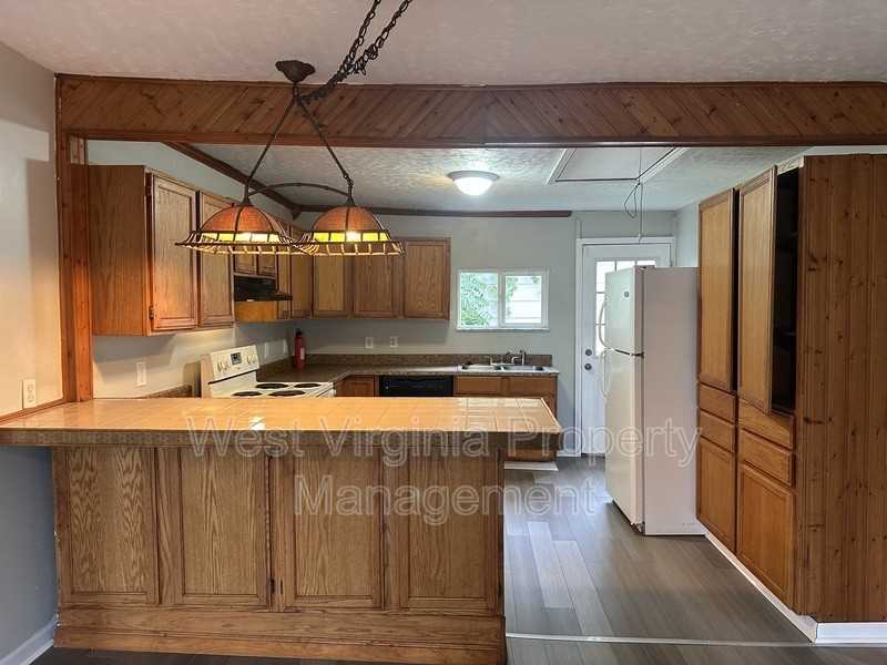 209 9th St - Photo 6 of 9