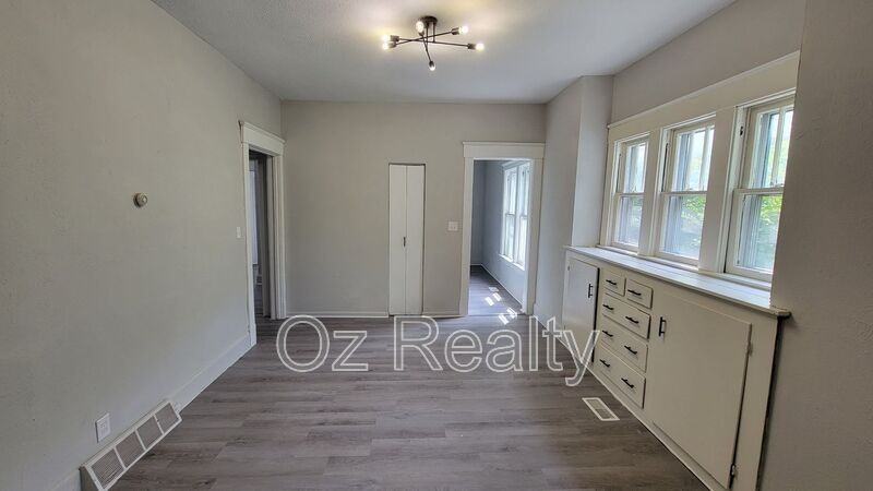 2356 Putnam St - Photo 3 of 10