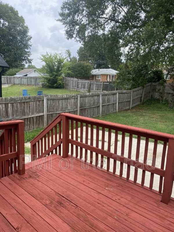 1605 Pear Tree Ln - Photo 4 of 7