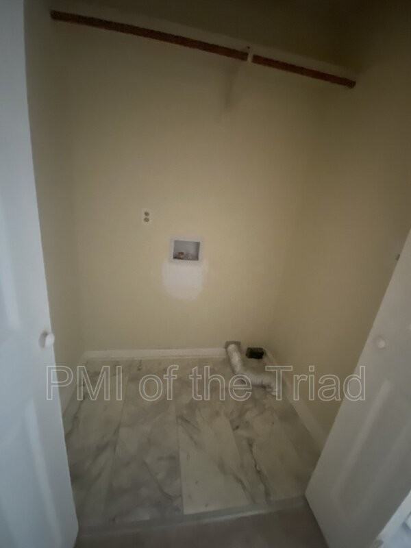 1605 Pear Tree Ln - Photo 5 of 7