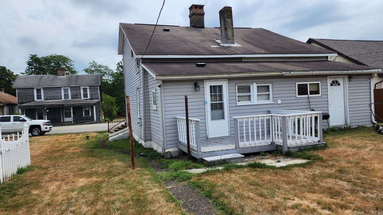 6781 Low St - Photo 3 of 15