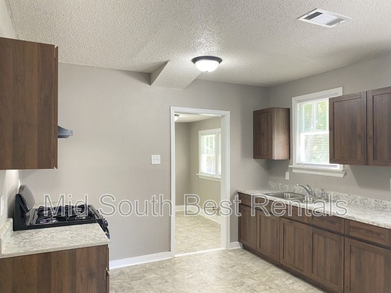 2929 S Chester St - Photo 3 of 7