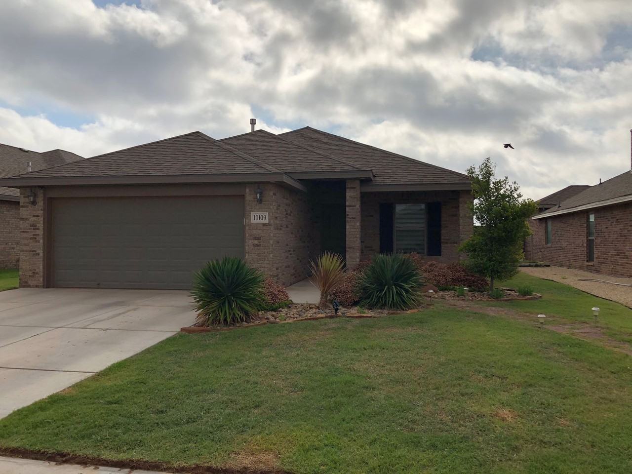 10109 Valencia Ave - Photo 2 of 26