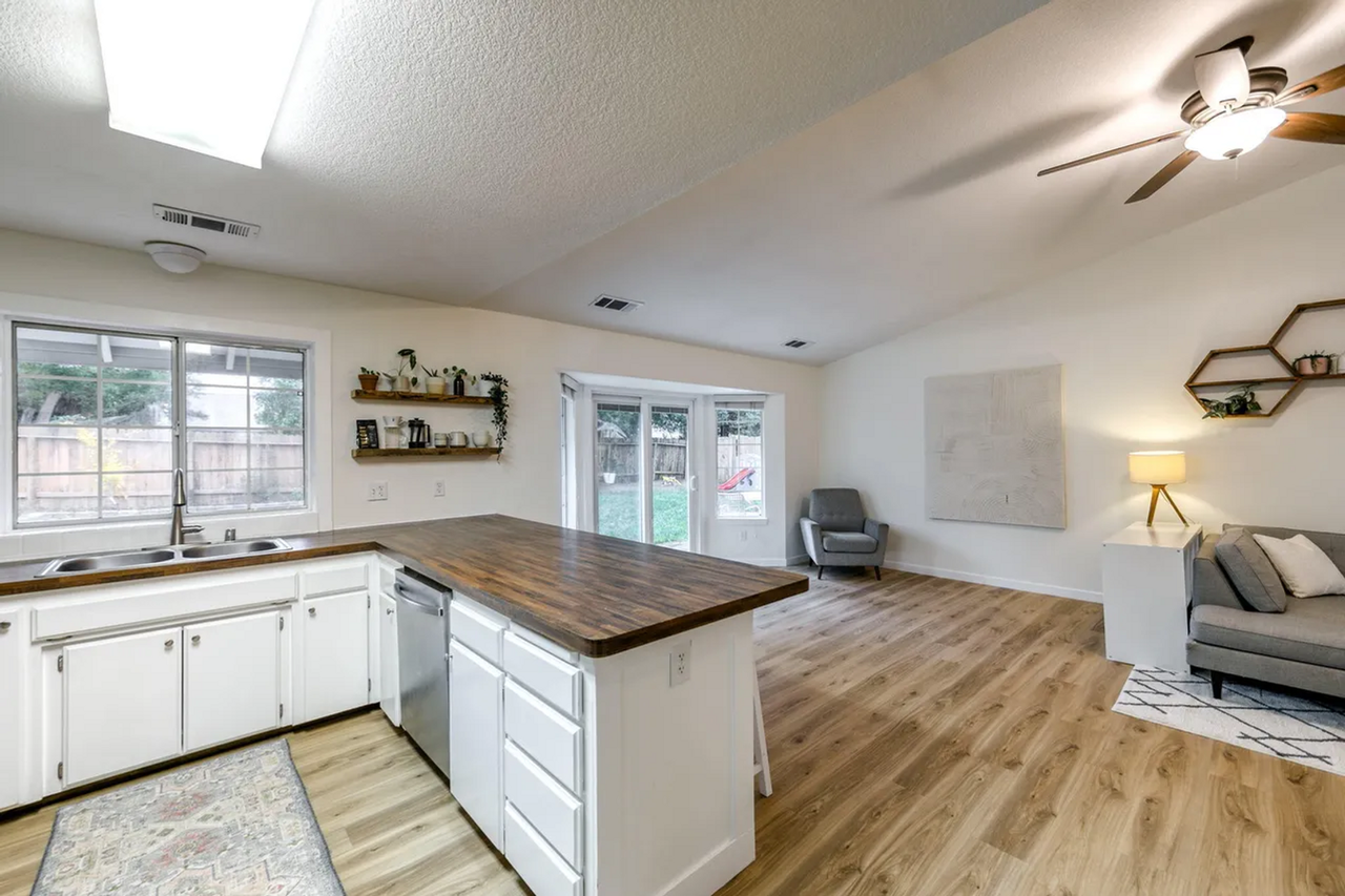 2185 Hacienda St - Photo 3 of 15