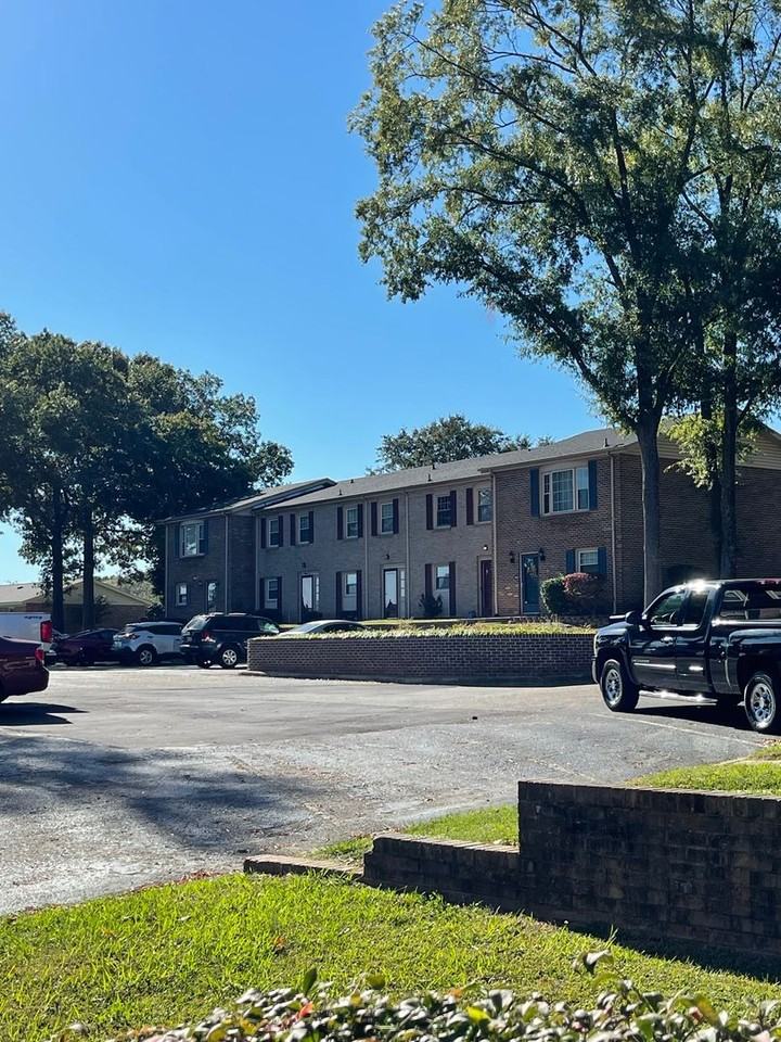 502 Cambridge Ct - Photo 2 of 7