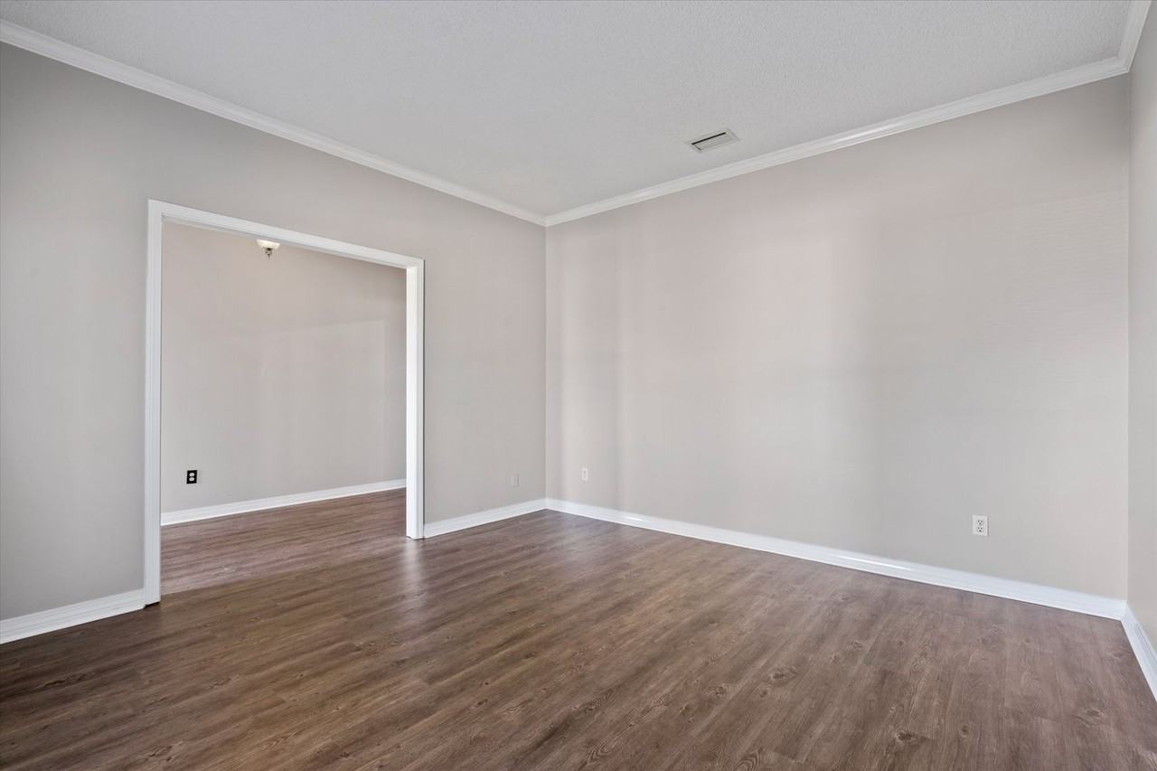 800 Ashwood Dr E - Photo 2 of 27