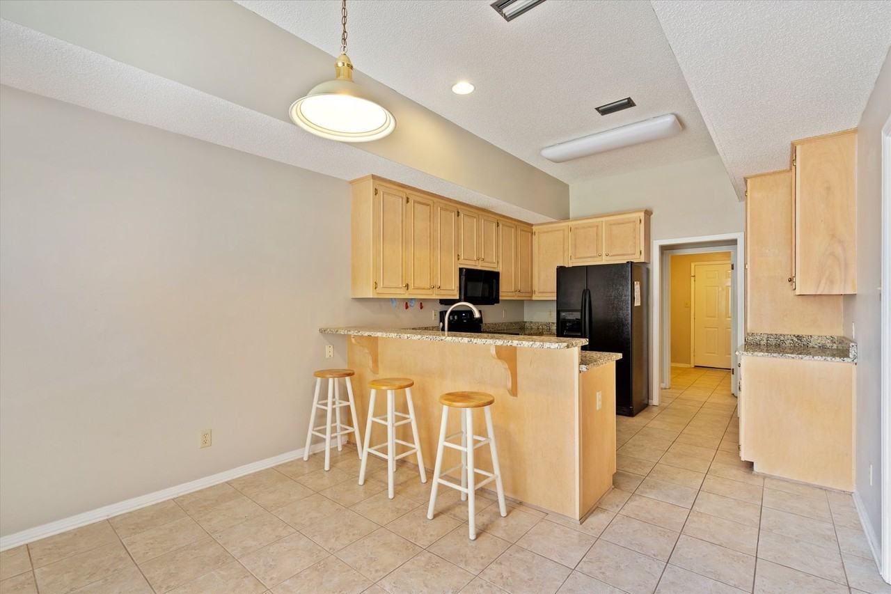 800 Ashwood Dr E - Photo 3 of 27