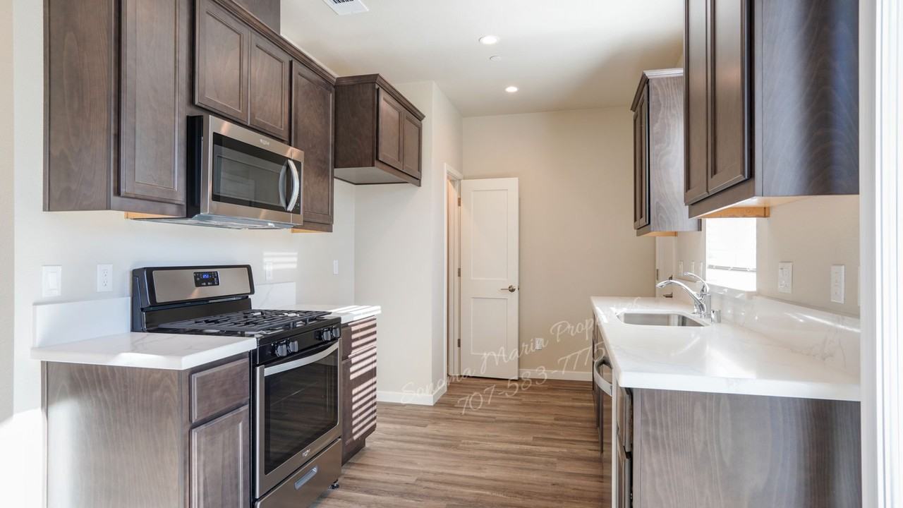 542 Trisha Ln - Photo 3 of 25