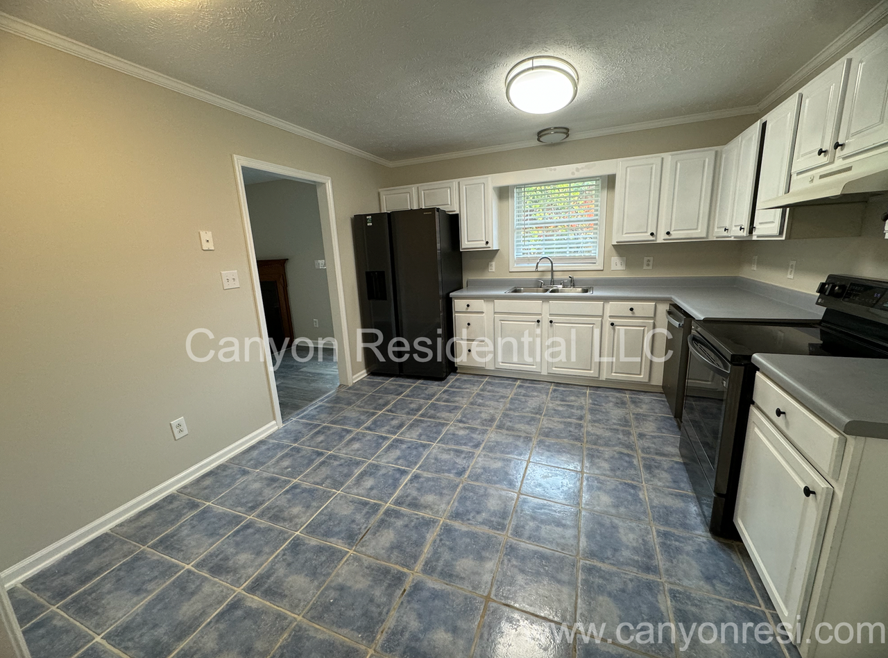 229 Lakeside Rd - Photo 4 of 12