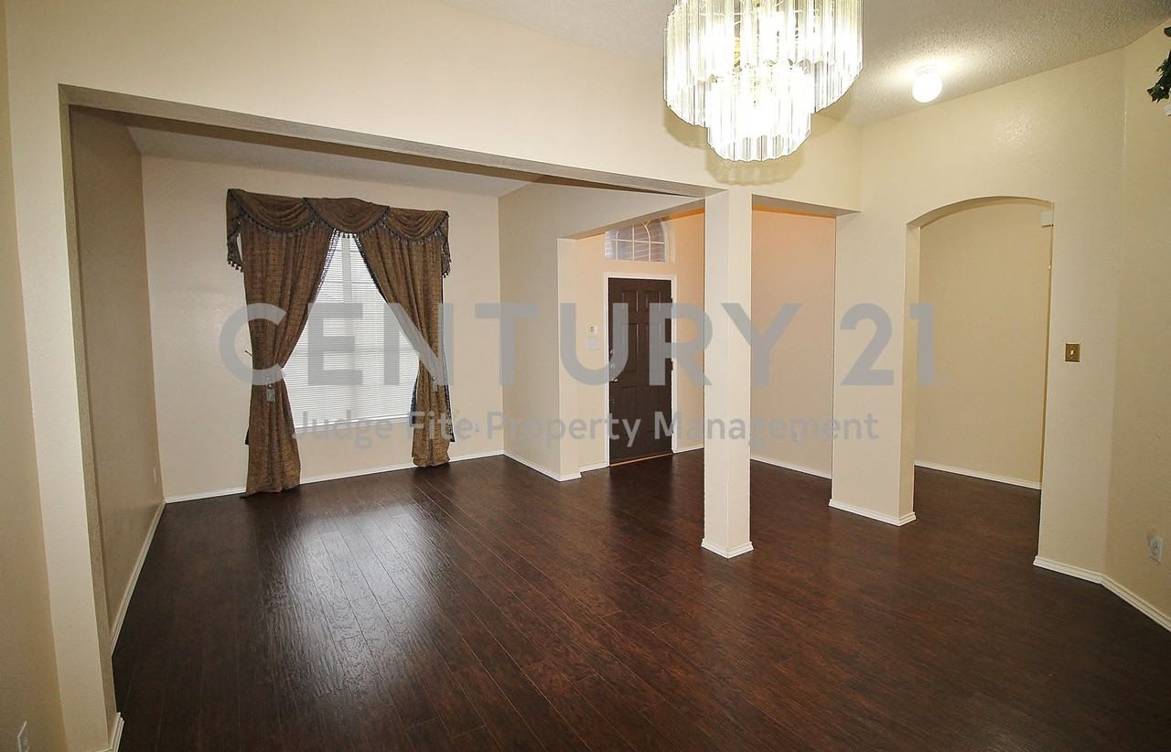 1507 Goodwin Dr - Photo 2 of 15