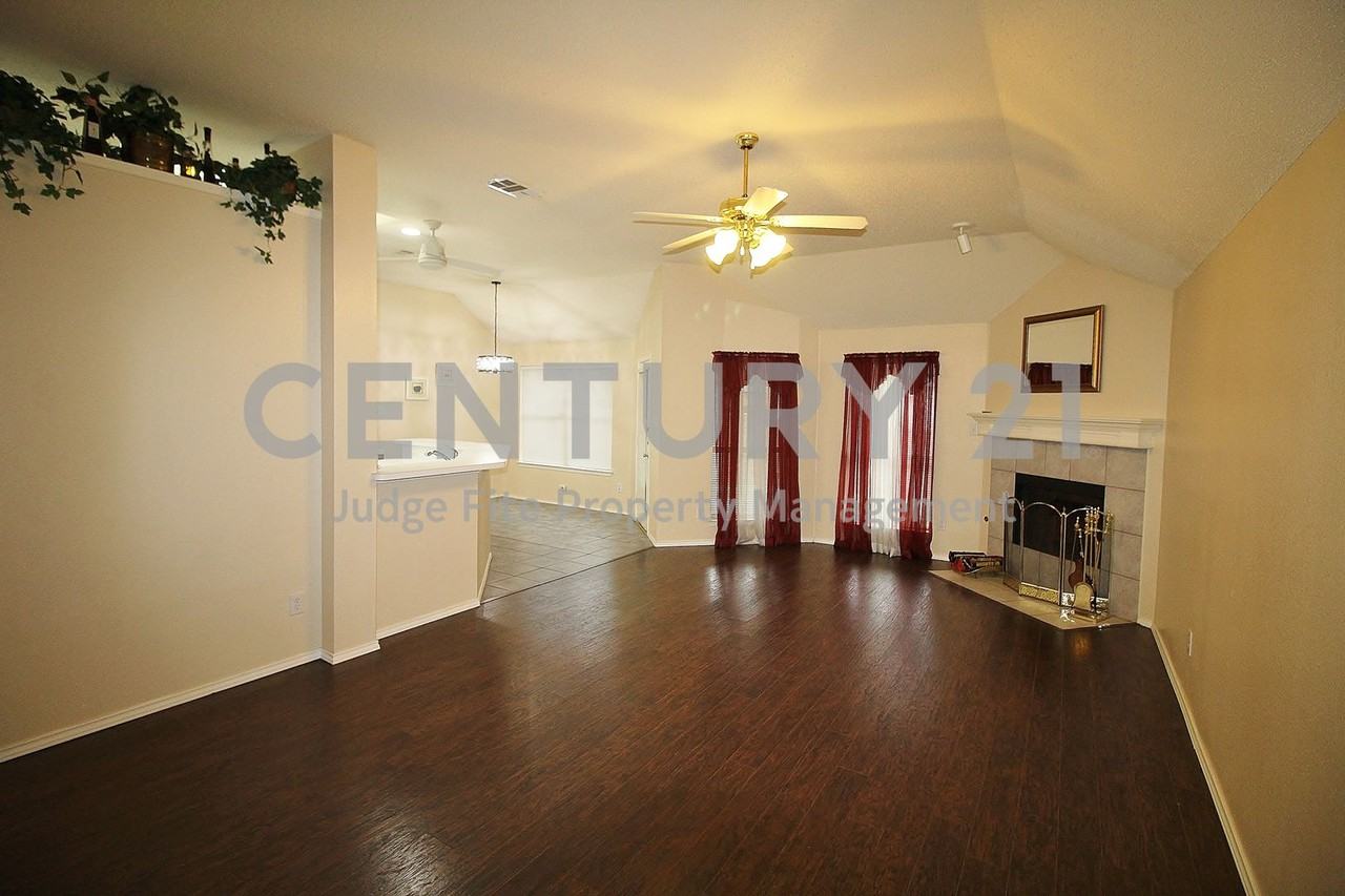 1507 Goodwin Dr - Photo 3 of 15