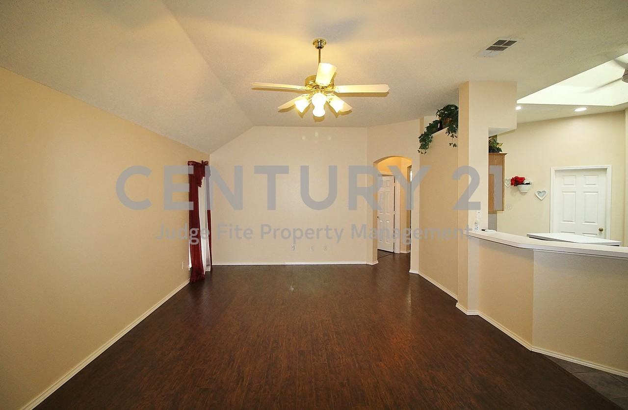 1507 Goodwin Dr - Photo 4 of 15