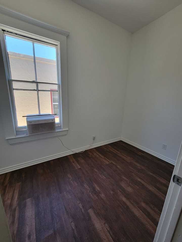 423 Allen St - Photo 2 of 9