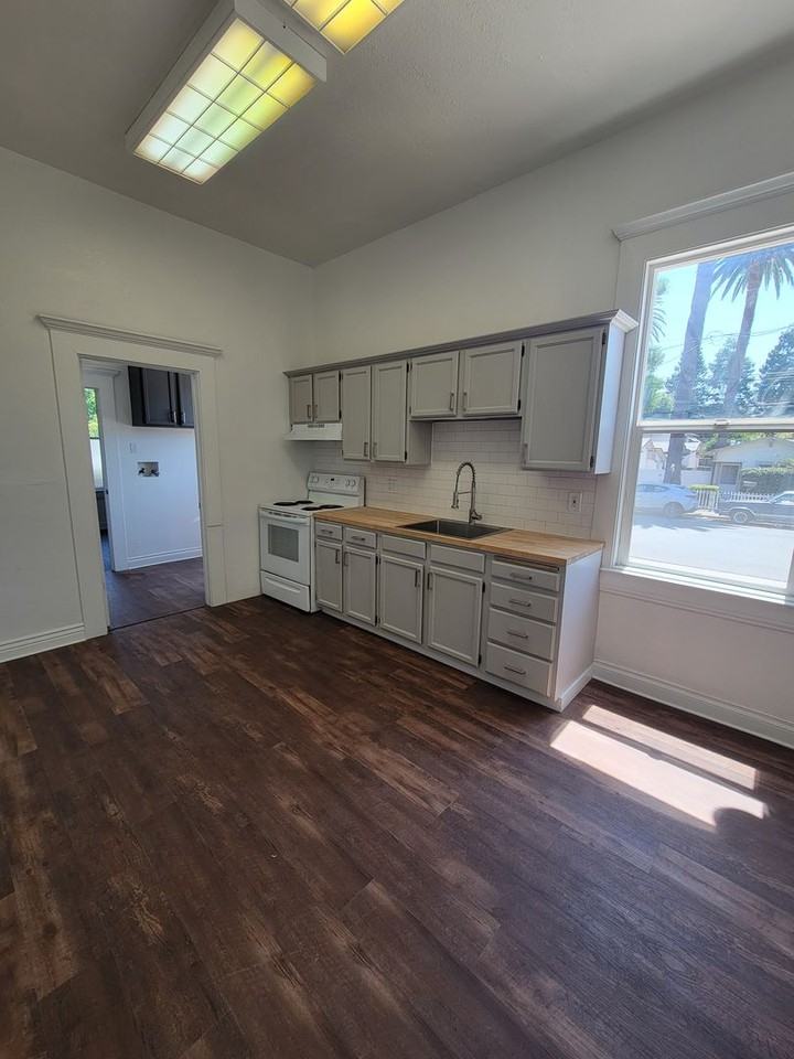 423 Allen St - Photo 3 of 9