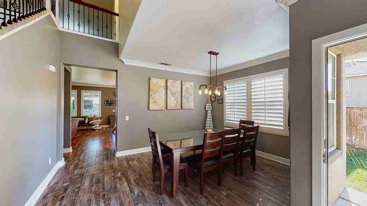 22189 Empress St - Photo 2 of 11